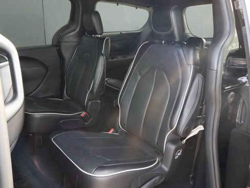 Used 2025 Chrysler Pacifica Limited FWD image 8