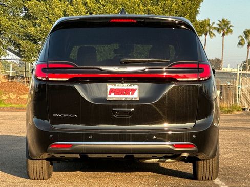 New 2026 Chrysler Pacifica Select image 5