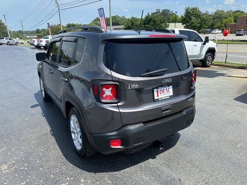 Used 2018 Jeep Renegade Latitude FWD image 2