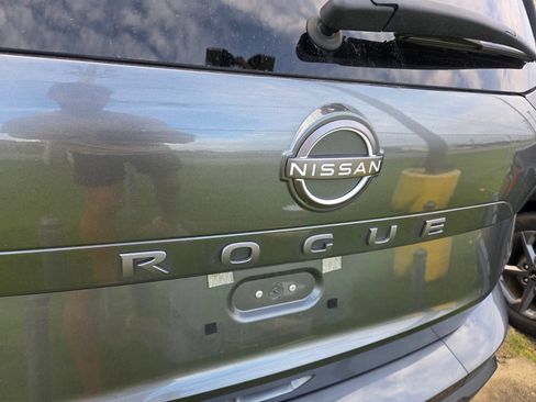 Used 2025 Nissan Rogue SV FWD image 8