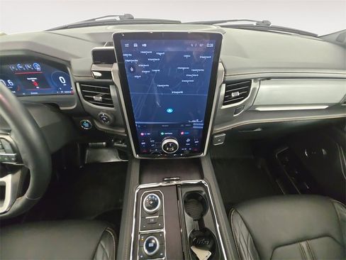 Used 2024 Ford Expedition Platinum image 11