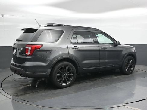 Used 2018 Ford Explorer XLT w/ Equipment Group 202A AWD/4WD image 2