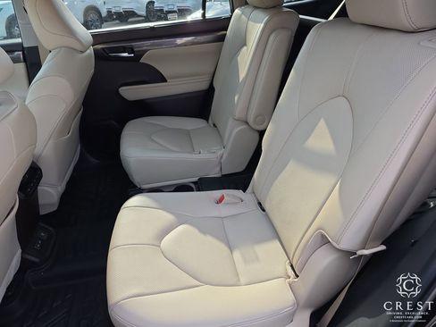 Used 2022 Toyota Highlander Limited image 23
