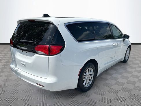 Used 2023 Chrysler Voyager LX image 8