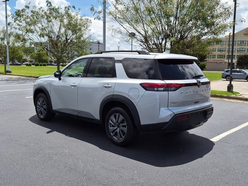 Used 2024 Nissan Pathfinder SV FWD image 5