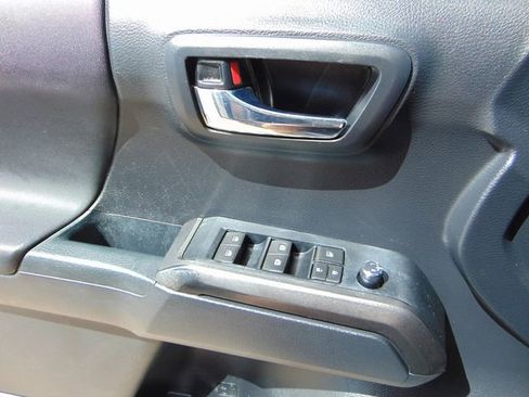 Used 2018 Toyota Tacoma TRD Sport AWD/4WD image 20