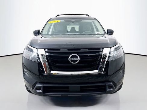 Used 2025 Nissan Pathfinder SV FWD image 2