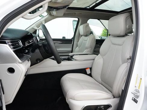 Used 2022 Jeep Wagoneer Series III w/ Premium Group I AWD/4WD image 29