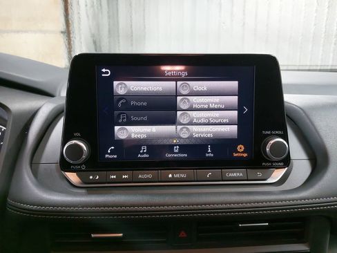 Used 2025 Nissan Rogue SV image 23