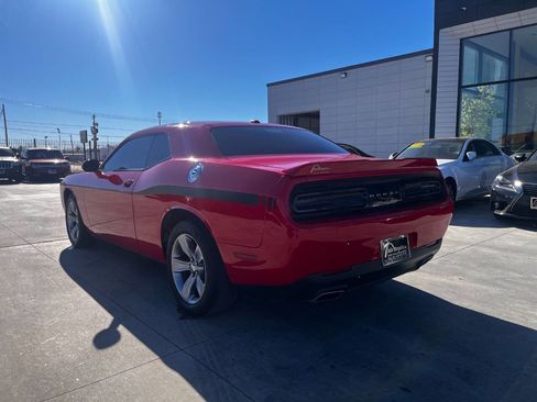 Used 2015 Dodge Challenger SXT image 2