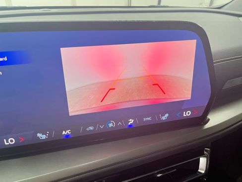 Used 2025 Chevrolet Traverse LT FWD image 21