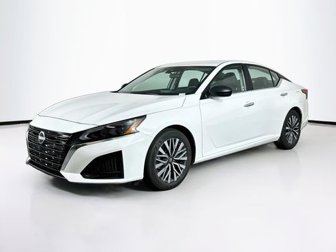 Used 2025 Nissan Altima 2.5 SV FWD image 3