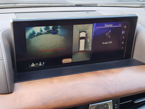 Used 2020 Lexus LX 570 4WD w/ Luxury Package image 18
