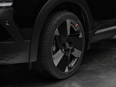 New 2025 Nissan Kicks SR image 7