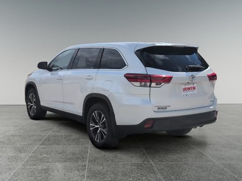 Used 2019 Toyota Highlander LE AWD/4WD image 3