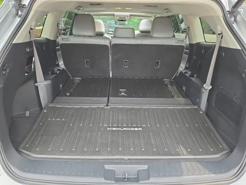 Used 2022 Toyota Highlander XLE AWD/4WD image 44