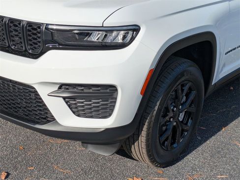 New 2025 Jeep Grand Cherokee Altitude image 9