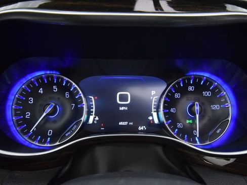 Used 2023 Chrysler Pacifica Limited FWD image 21