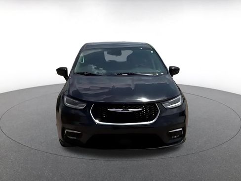 Used 2023 Chrysler Pacifica Touring-L FWD image 4