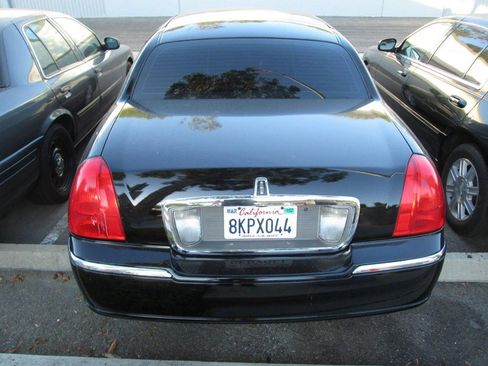 Used 2011 Lincoln Town Car Executive L image 3