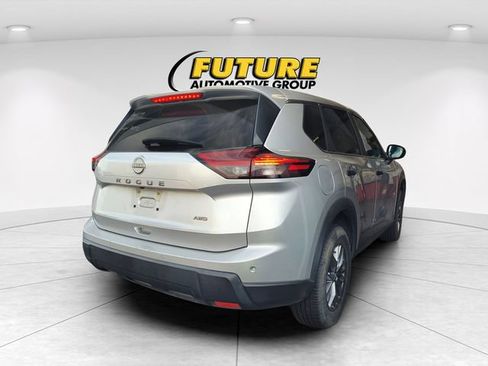 Used 2024 Nissan Rogue S AWD/4WD image 3