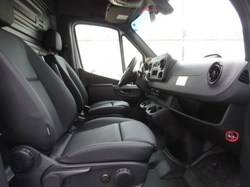 Used 2025 Mercedes-Benz Sprinter 2500 image 15