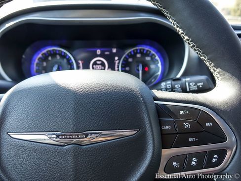 Used 2025 Chrysler Pacifica Select image 19