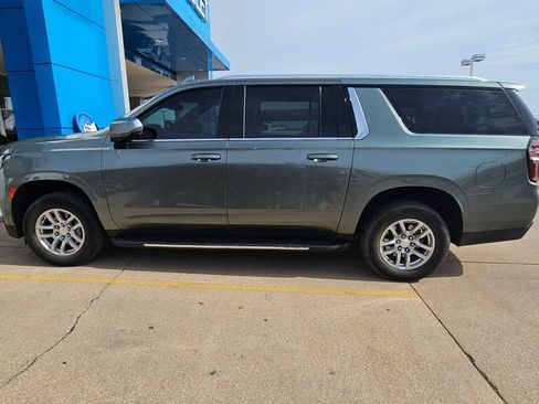 Used 2024 Chevrolet Suburban LT w/ Luxury Package image 3
