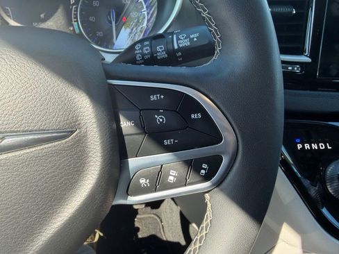 Used 2024 Chrysler Pacifica Touring-L image 11