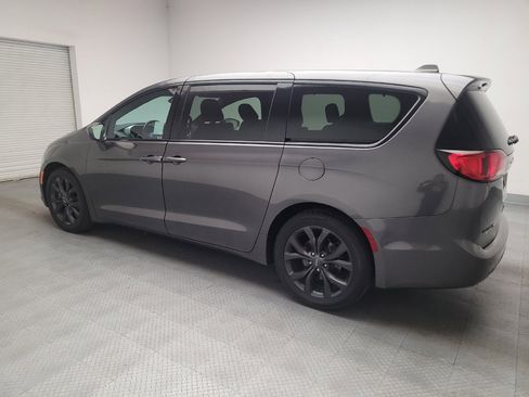 Used 2020 Chrysler Pacifica Touring w/ S Appearance Package FWD image 3
