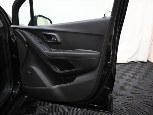 Used 2017 Chevrolet Trax LT w/ Sun & Sound Package AWD/4WD image 23
