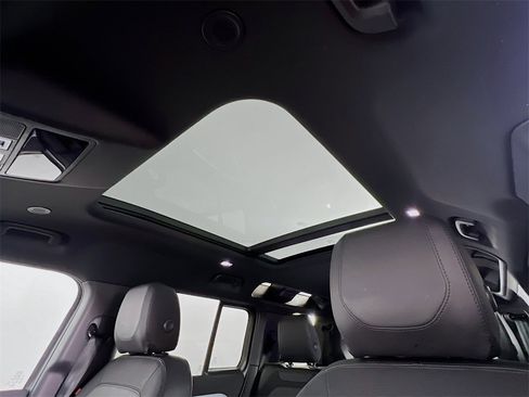 Used 2023 Land Rover Defender 110 X-Dynamic SE image 23