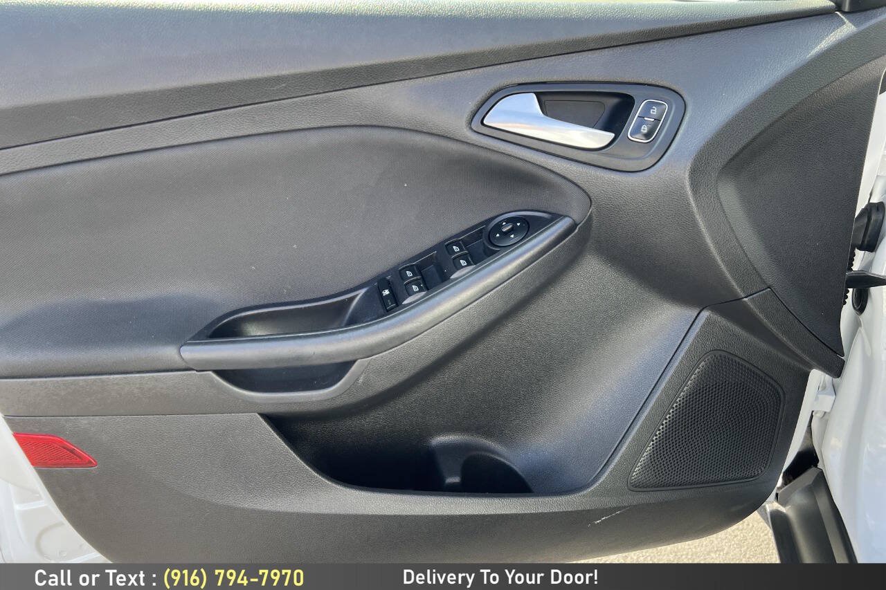 Used 2015 Ford Focus SE FWD image 17