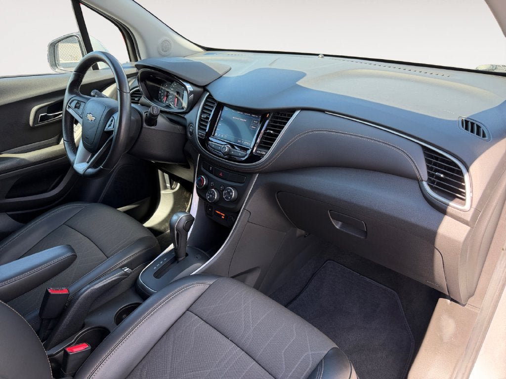 Used 2022 Chevrolet Trax LT w/ LT Convenience Package AWD/4WD image 27