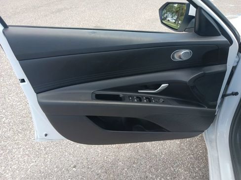 Used 2025 Hyundai Elantra SE FWD image 11