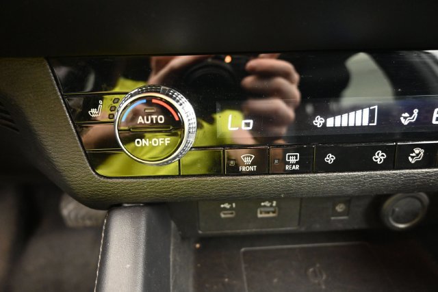 Used 2024 Mitsubishi Outlander SE AWD/4WD image 24