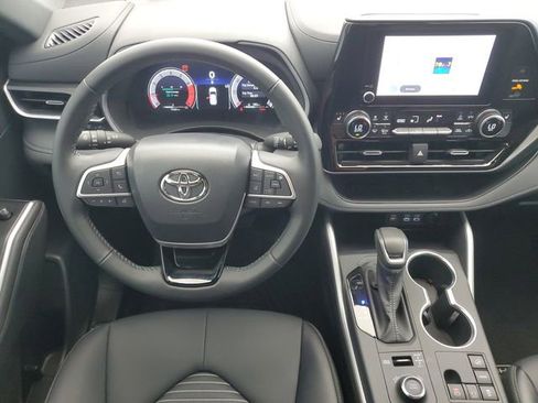 Used 2025 Toyota Highlander XSE AWD/4WD image 19