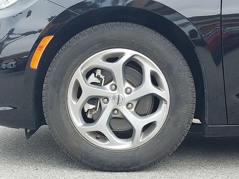 Used 2024 Chrysler Pacifica Limited image 10