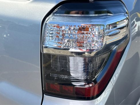 Used 2021 Toyota 4Runner TRD Off-Road Premium w/ Moonroof Package AWD/4WD image 27