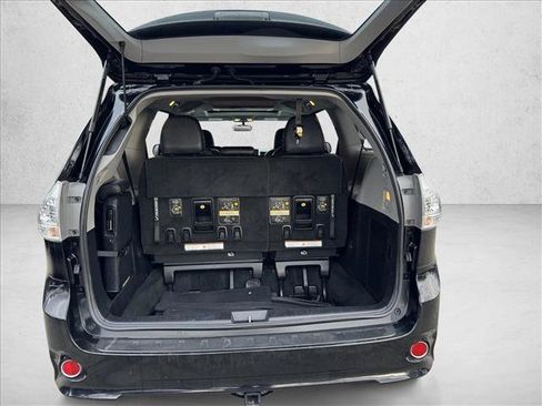 Used 2017 Toyota Sienna SE Premium image 8