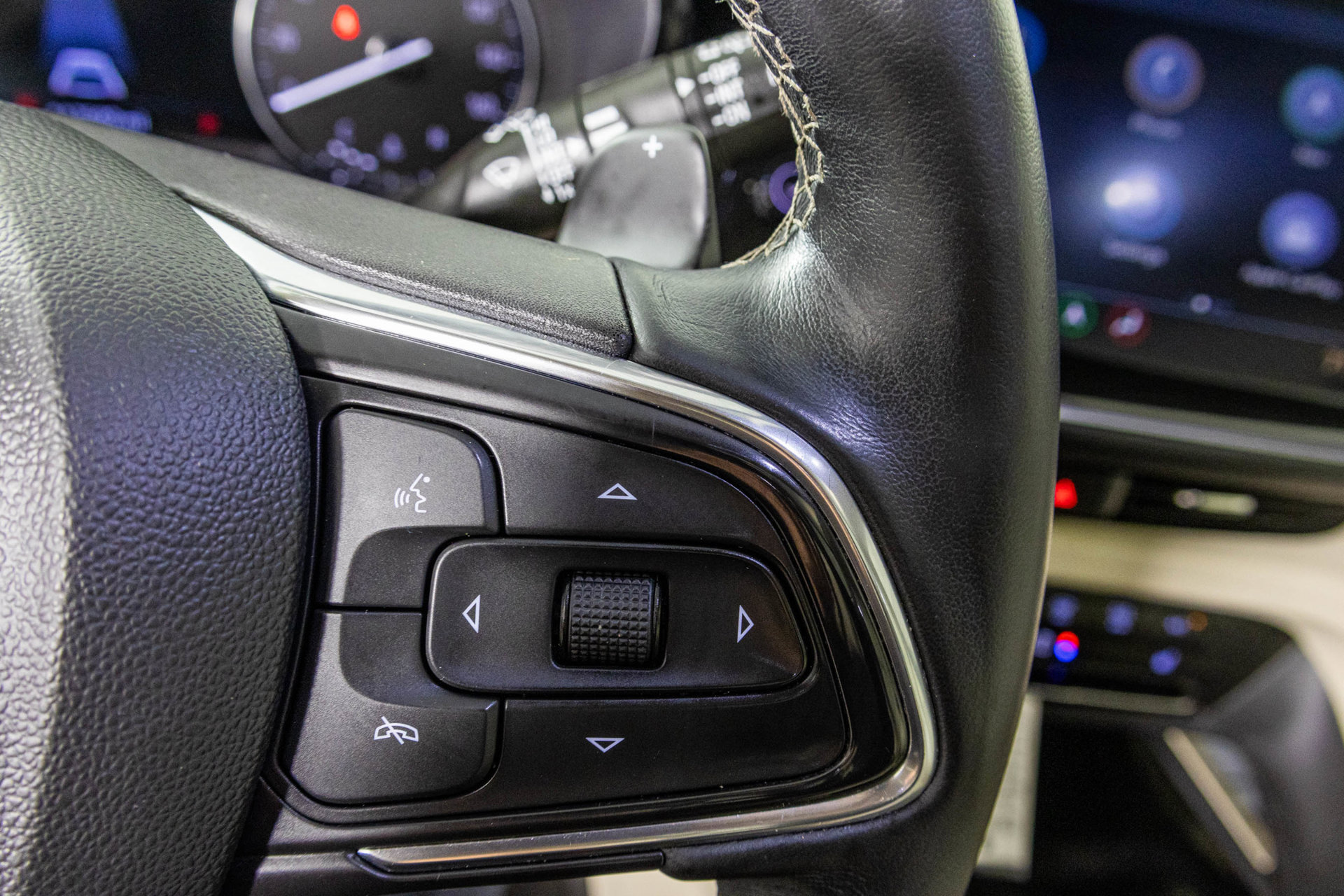 Used 2022 Buick Envision Essence w/ Technology Package I FWD image 33