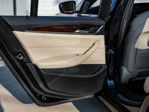 Used 2019 BMW 530e w/ Convenience Package image 44