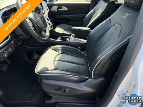 Certified 2025 Chrysler Pacifica Limited FWD image 27