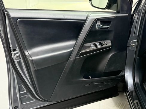Used 2017 Toyota RAV4 SE image 30