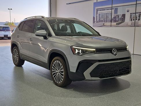 Certified 2025 Volkswagen Taos SE FWD image 2