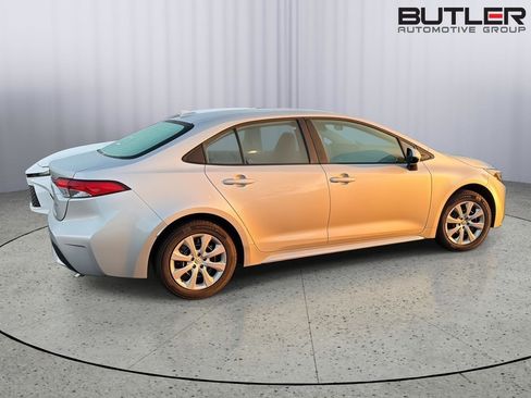 Used 2022 Toyota Corolla LE FWD image 6