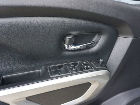 Used 2019 Nissan Titan SV image 4