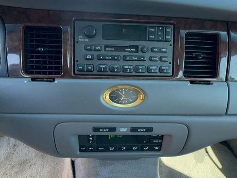 Used 2001 Lincoln Town Car Cartier RWD image 15