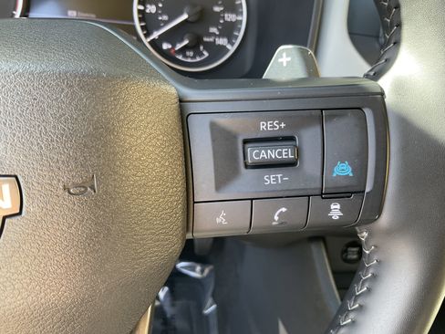 Used 2025 Nissan Rogue SV image 31