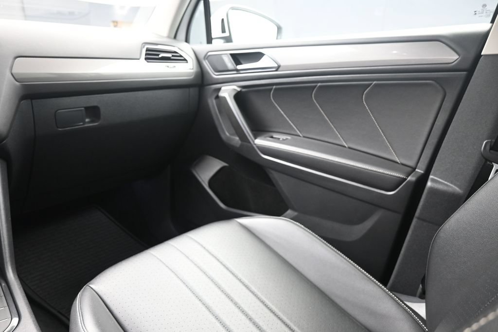 Used 2024 Volkswagen Tiguan SE FWD image 24